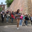 Bajando por la Nueva escalera al Barrio Pequeňo con el querido grupo de andinos, fin del abril de 2014