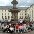 Algunos de los miembros del grupo de profesores en el Castillo de Praga en el 2°patio descansando en la fuente de Kóhl