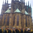 Coro Normalista de Puebla (méxicanos) cantando en la Plaza de San Jorge en el Castillo de Praga, 2012, detrás de ellos la Catedral de San Vito - la catedral de Praga